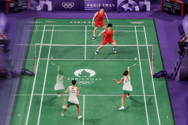 单打羽毛球边界线规则：如何判断球是否出界？