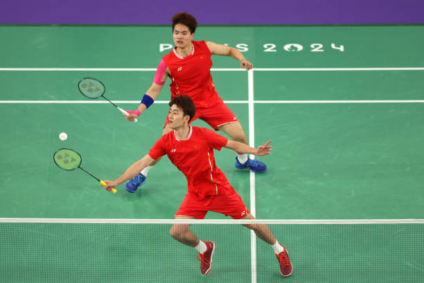 羽毛球单打比分占位要点:从发球到接发的战术选择