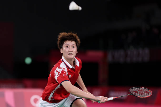 高远球击球点与挥拍轨迹：专业运动员示范解析