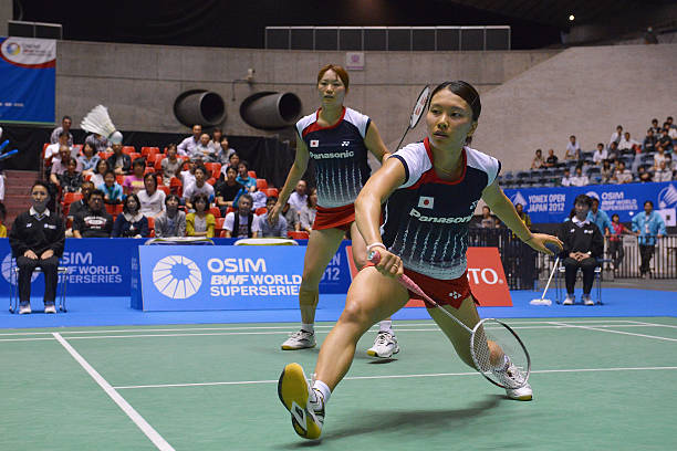 午后时光:羽毛球场上的青春跃动