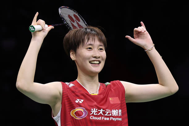 专业羽毛球场与多功能体育馆的尺寸调整方案