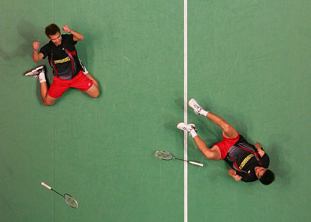 羽毛球场地单打和双打的尺寸要求：运动员必知的细节