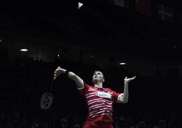 如何计算羽毛球比赛用球数量？单打与双打差异分析