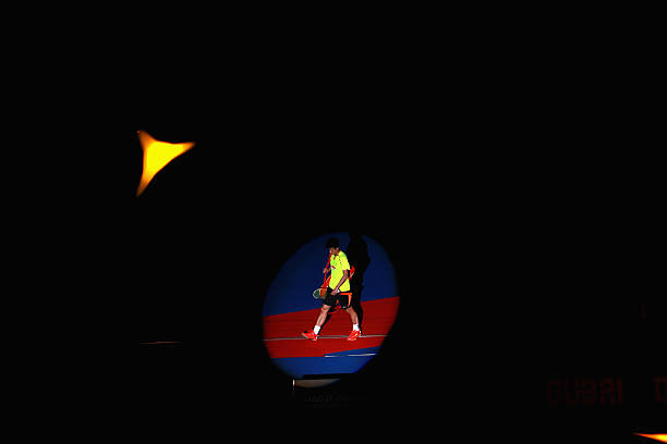 羽毛球运动图集:单打与双打战术对比分析