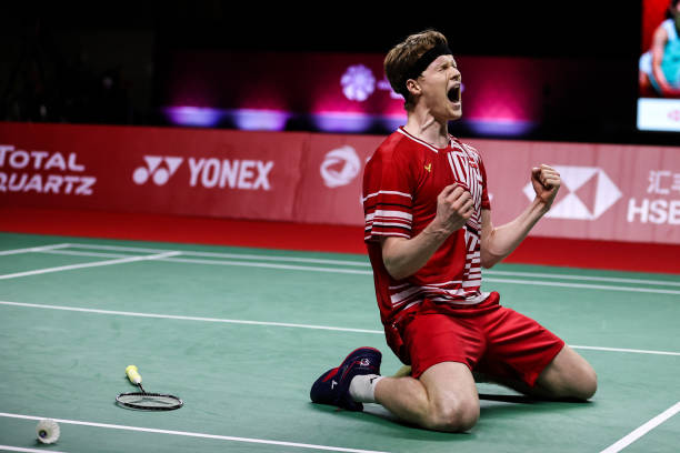 如何利用出界战术?羽毛球单打心理博弈解析