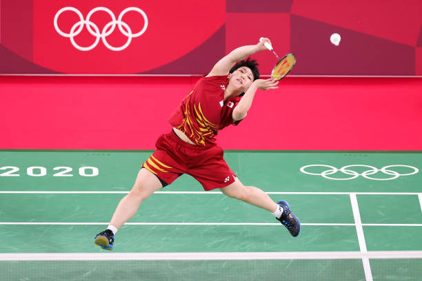 羽毛球单打与双打打法差异及技巧对比