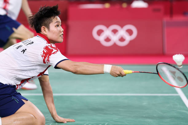 羽毛球双打经典配合:网前做球+后场重扣,完美战术解析