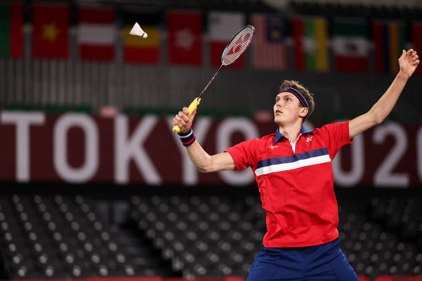 羽毛球单打常见争议规则解析:裁判如何判罚关键球?