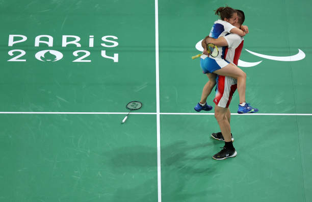 羽毛球拍4U和10U的区别：如何选择最适合你的重量？