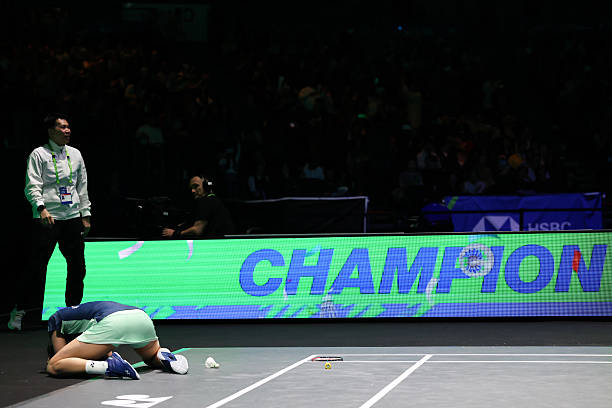 羽毛球单打规则：得分后是否需要换发球权？