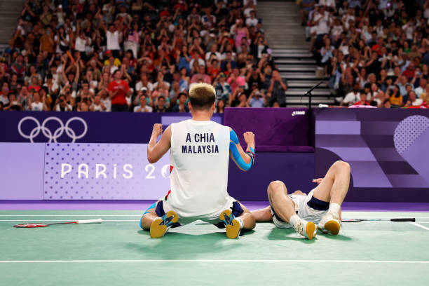 羽毛球发球实战教学：提升发球稳定性和精准度