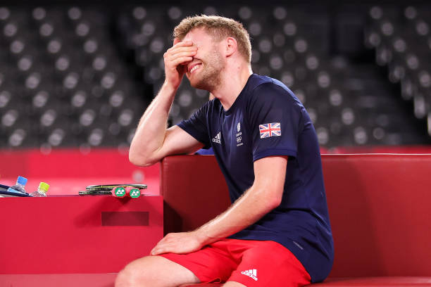 羽毛球教练亲授：正手发球、高远球基础动作详解