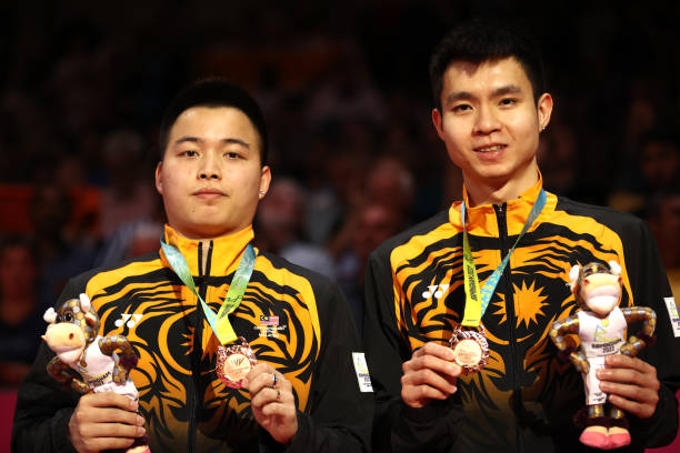 CA羽毛球装备推荐:如何选择最适合你的球拍与球鞋