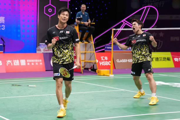 5分钟学会画女生打羽毛球,可爱又生动