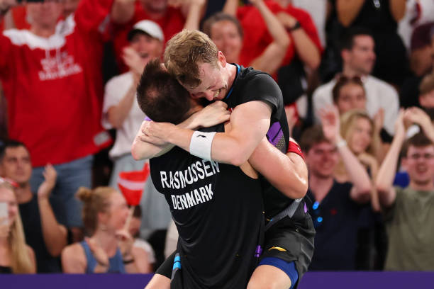 如何通过品牌官网或客服查询羽毛球拍型号?