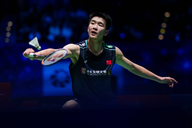 球拍与汗水:记录我第一次打羽毛球的400字作文