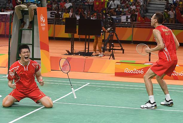 羽毛球发球区常见错误解析:避免左右站位违规