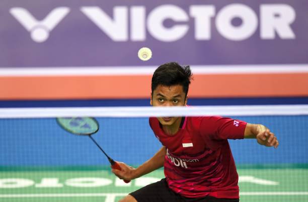 羽毛球站位指南:左脚在前还是右脚在前?