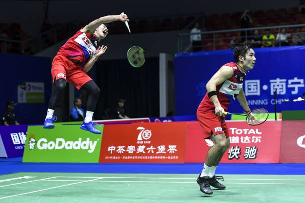 羽毛球单打和双打：每局打多少分？