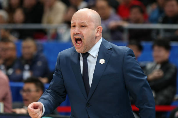 篮球规则入门：携带球违例的基本定义与示例