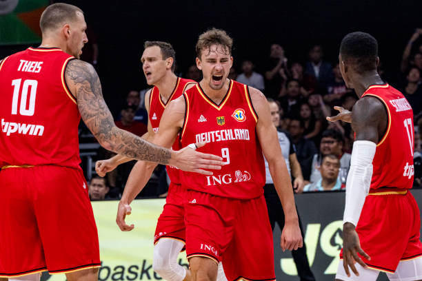 篮球迷必看：CCTV5今日直播场次及球队阵容解析