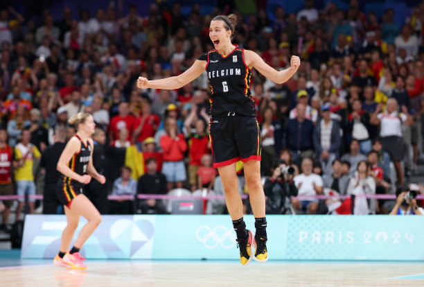 实战走步犯规案例解析:从慢动作看细节