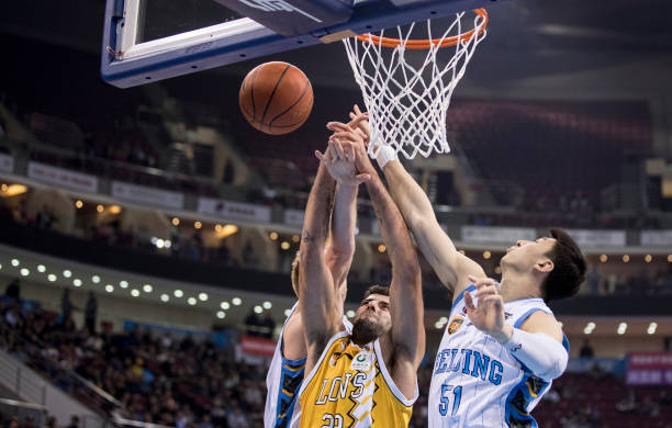 篮球场噪音扰民，居民能否通过法律途径要求拆除？