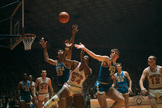 季节限定:夏季透气型与冬季保暖型得分后卫球鞋推荐