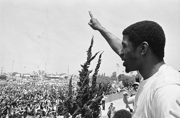 篮板的作用与重要性:篮球比赛中不可忽视的要素