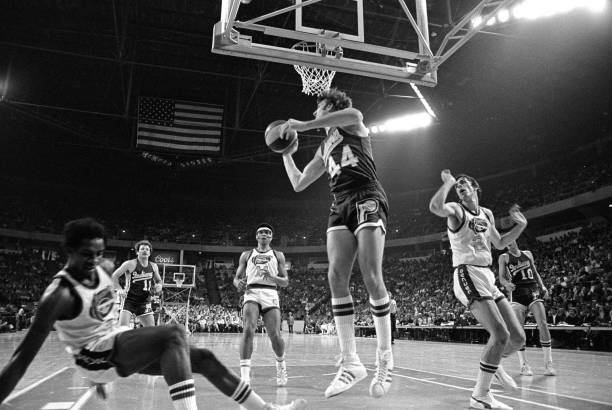 NBA规则全解析:跟着哈登学习篮球规则精髓