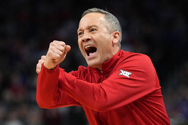 长传快攻战术演练:提升球队反击效率的关键步骤