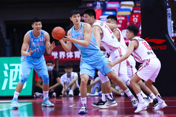 球场上的绅士:篮球先生的爱情与梦想