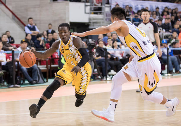 长传快攻实战教学:提升球队反击效率的关键技巧