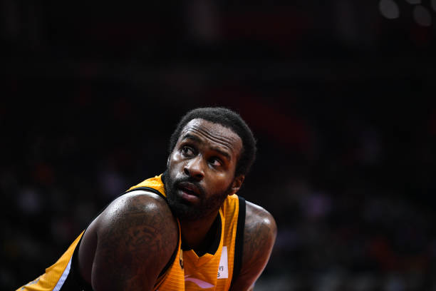 篮板的历史发展：从木质到钢化玻璃