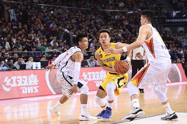 甲4投篮失准却成篮板机器,连续争抢显实力