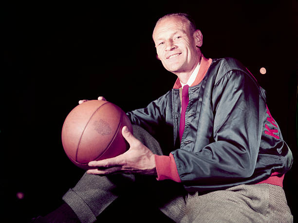 篮球位置解析:从组织进攻到内线防守的分工