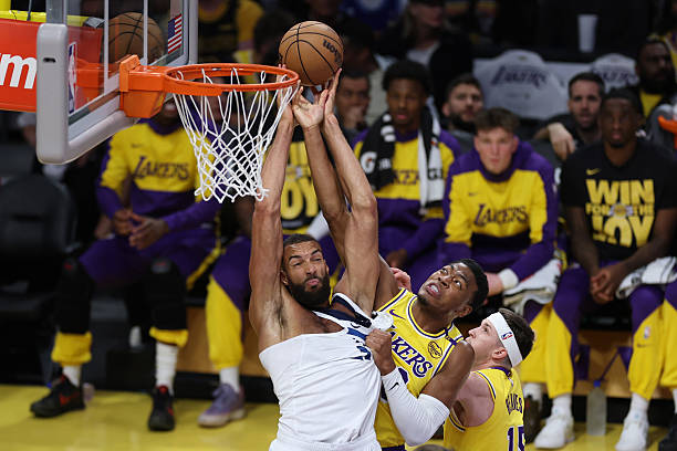 篮板球争夺战:哪个位置的球员最常出现在篮下?