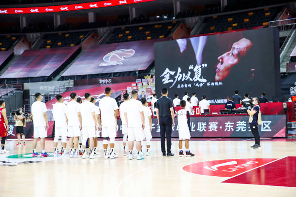 篮球规则解析:抢篮板真的有三秒限制吗?