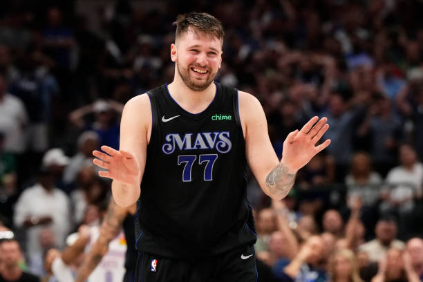 篮球走步犯规的判断标准与实例分析