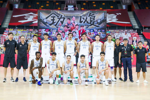 NBA与FIBA规则大不同：带球撞人判罚的关键差异