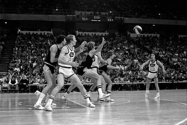 中国篮球赛精彩时刻：比赛回放与关键球分析