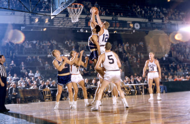 篮球场三分线、罚球线与限制区的绘制方法