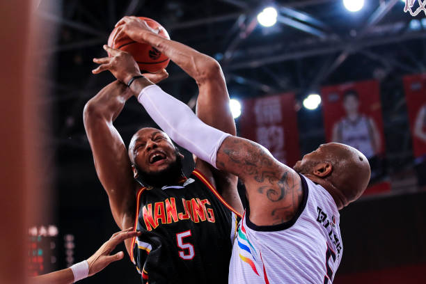 菲律宾PBA联赛积分排名更新:争冠格局逐渐明朗