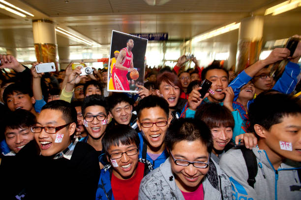 篮球规则科普：阻挡犯规与带球撞人的区别视频讲解