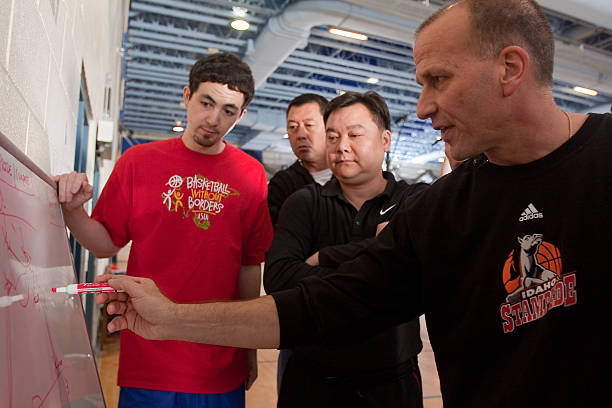 半场人盯人防守战术:从站位到轮转的完整指南