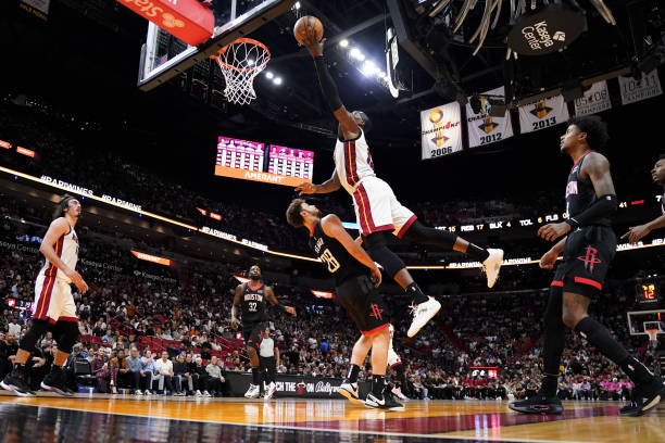 专业裁判解读:罚球线起跳的合法性