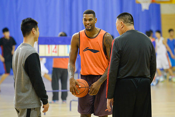 如何像NBA球星一样运球:控卫技术分解教学