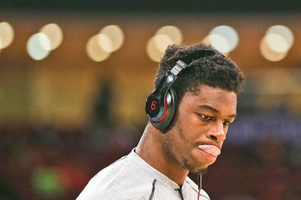 踩球是否属于脚踢球违例？规则细节探讨