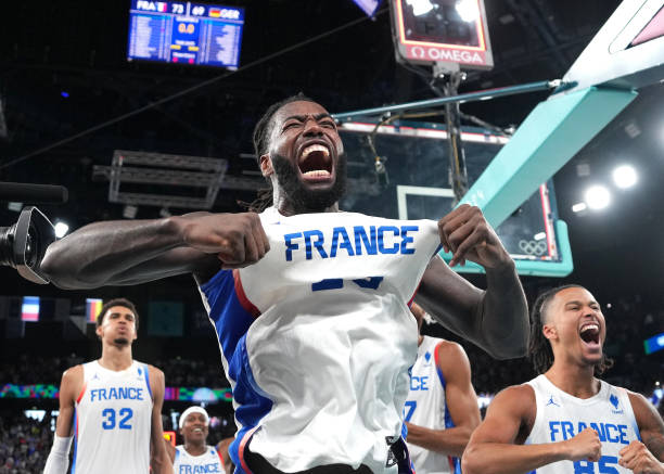 走步违规常见情形：带球移动的限制