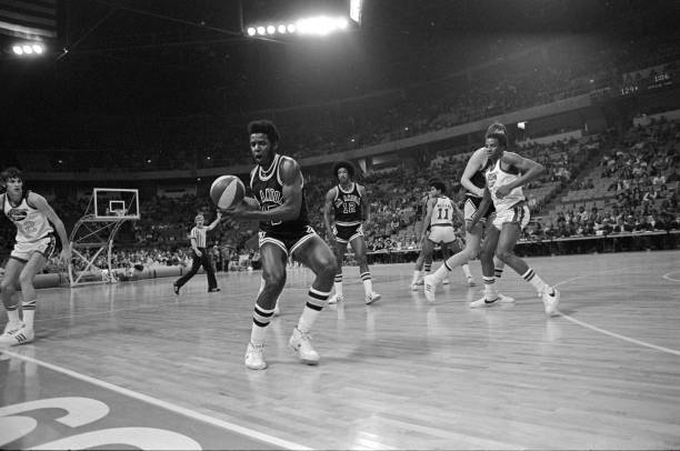 对抗下的上篮完成技巧，不怕身体接触